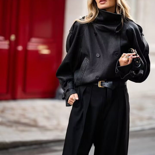 Damen Kurz‑Cape‑Trenchcoat aus veganer Lederoptik mit hohem Stehkragen und Schnallenärmeln Nord Taschen
