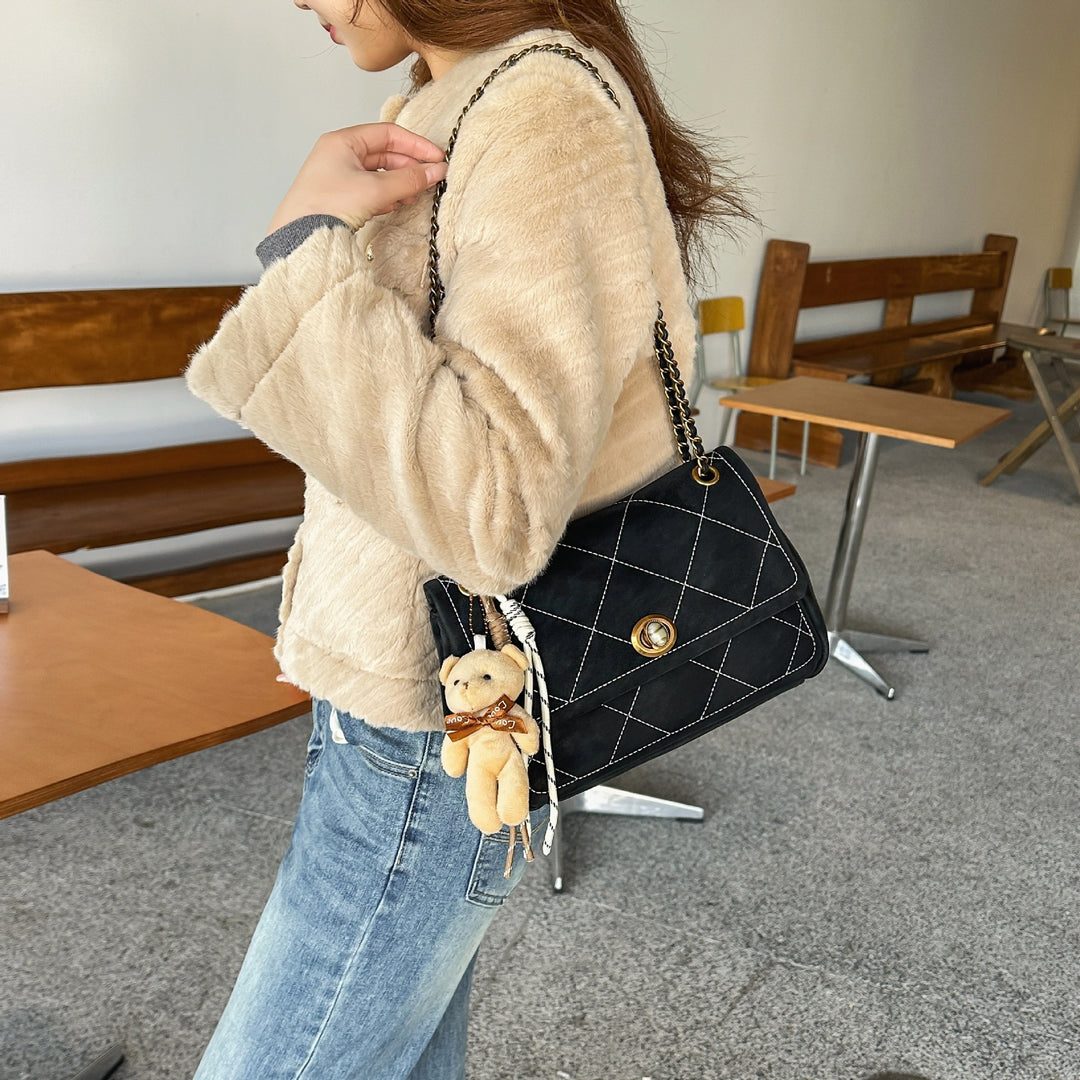 Damen Umhängetasche mit strukturiertem Design und verspieltem Anhänger Nord Taschen