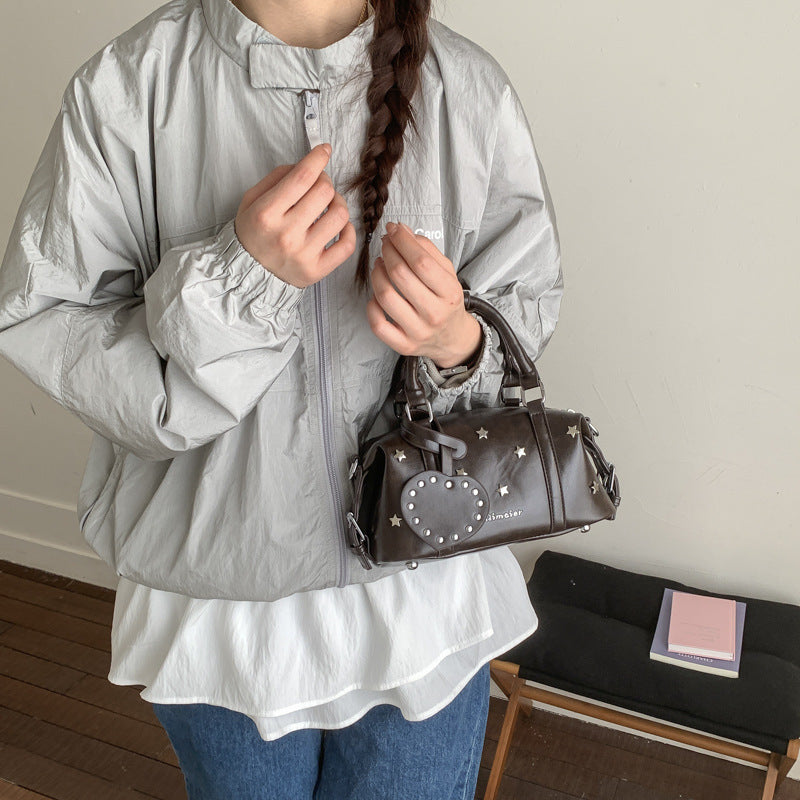 Damen elegante Handtasche mit herzförmigem Anhänger und funkelnden Sternapplikationen Nord Taschen