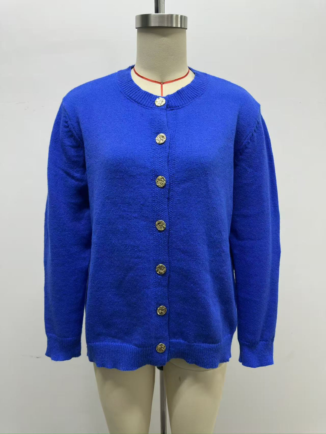 Damen Kuscheliger Strickcardigan mit Rundhalsausschnitt und goldenen Zierknöpfen Nord Taschen