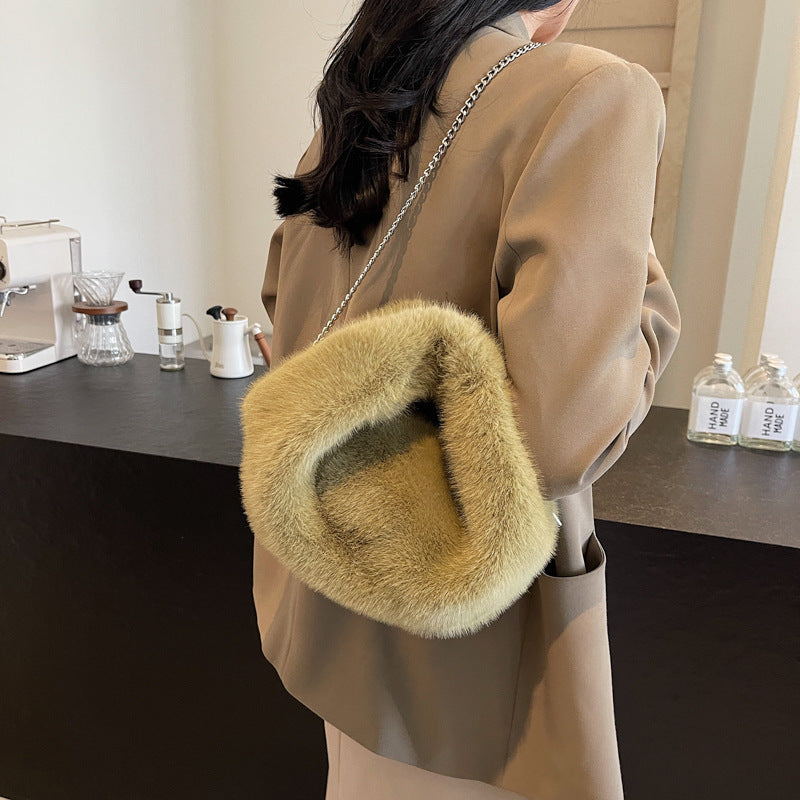 Damen Hobo-Tasche aus weichem Plüsch mit elegantem Kettenakzent Nord Taschen