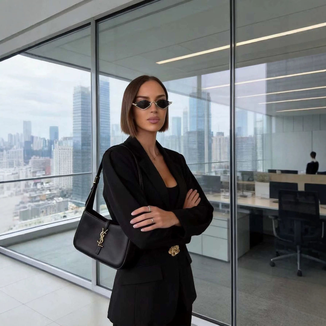 Damen Taillierter Ein-Knopf-Blazer mit floralem Dekoverschluss und Klappentaschen Nord Taschen