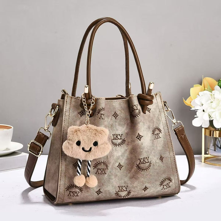 Damen modische Handtasche mit verspieltem Charme und abnehmbarem Anhänger Nord Taschen
