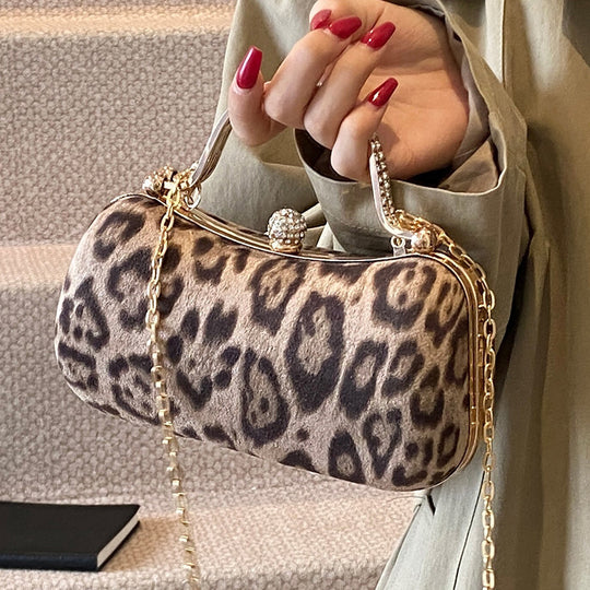 Damen Handtasche mit elegantem Leopardenmuster und wertvollen Details Nord Taschen