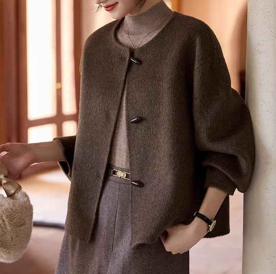 Damen Kurze Wollmix-Jacke mit Rundhalsausschnitt, Ballonärmeln und Knebelknöpfen Nord Taschen