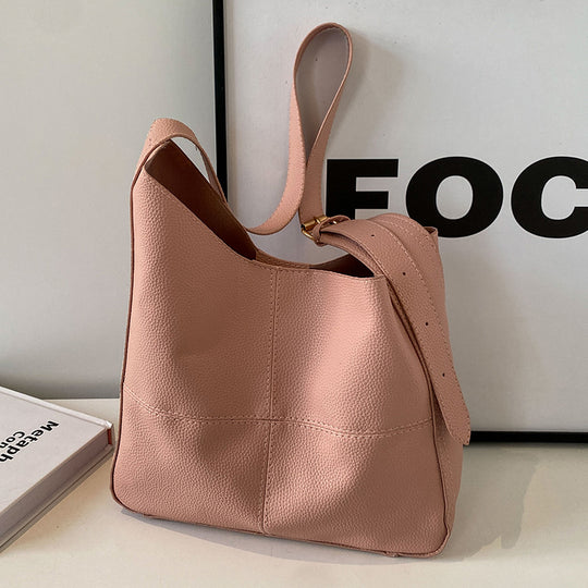 Damen Hobo-Tasche aus hochwertigem Kunstleder mit verspieltem Bärenanhänger Nord Taschen