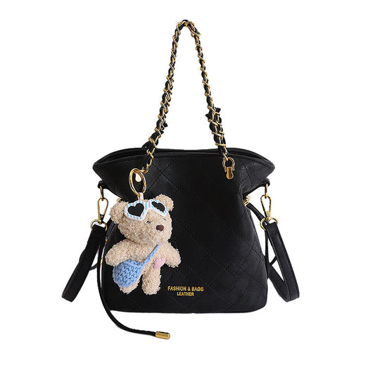 Damen Hobo-Tasche mit verspieltem Teddy-Anhänger und eleganten Kettenakzenten Nord Taschen