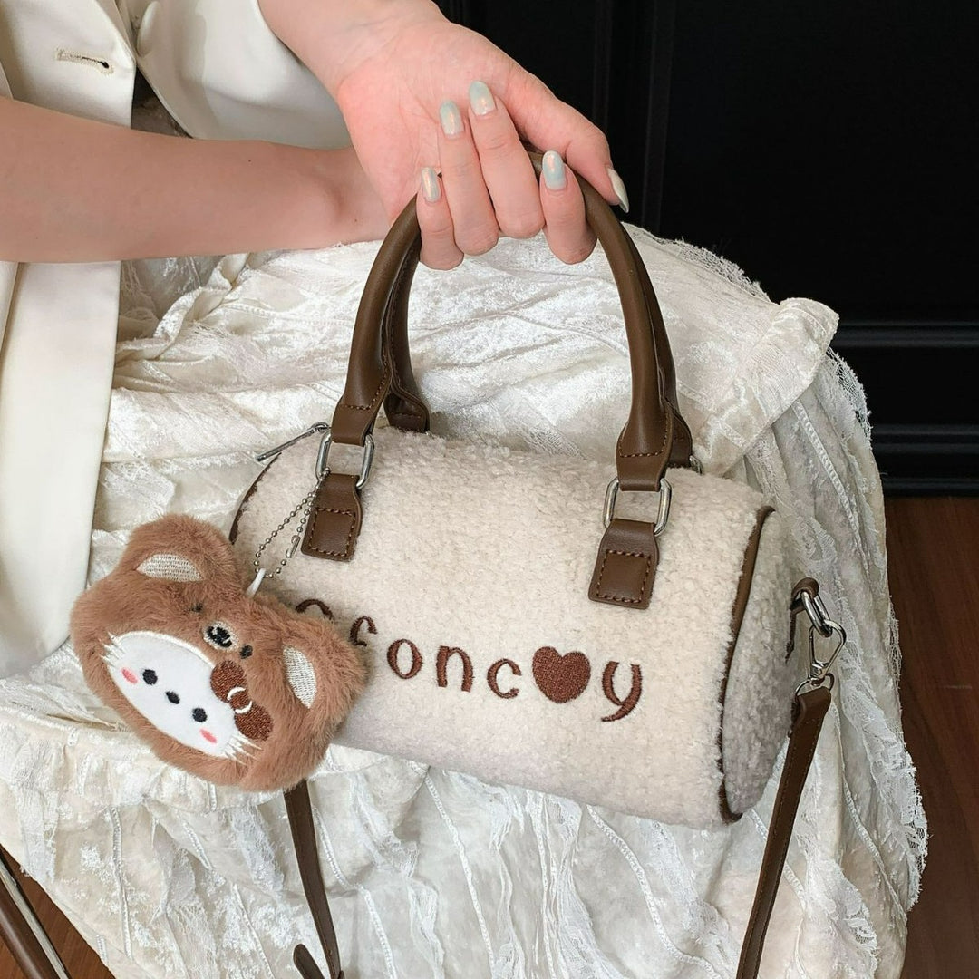 Damen Handtasche mit weichem Teddydesign und abnehmbarem Plüschanhänger Nord Taschen