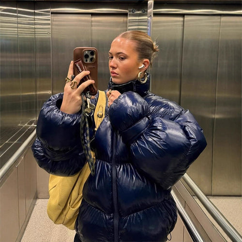 Damen Glänzende Oversize-Steppjacke mit Kapuze und hohem Stehkragen Nord Taschen