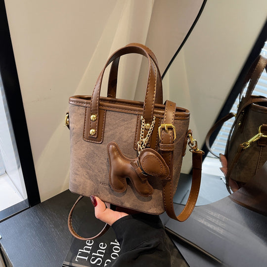 Damen Mini-Tasche aus hochwertigem Material mit abnehmbarem Witz-Anhänger | Nord Taschen