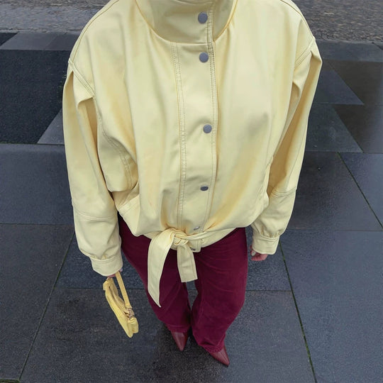 Damen Kurze taillierte Jacke mit Stehkragen, Puffärmeln und Bindegürtel Nord Taschen