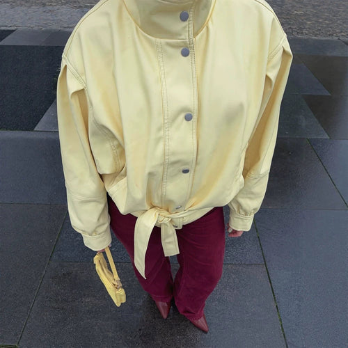 Damen Kurze taillierte Jacke mit Stehkragen, Puffärmeln und Bindegürtel Nord Taschen
