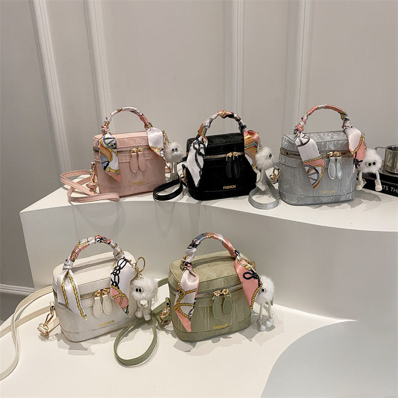 Damen Handtasche mit modischem Halstuch und charmantem Anhänger Nord Taschen
