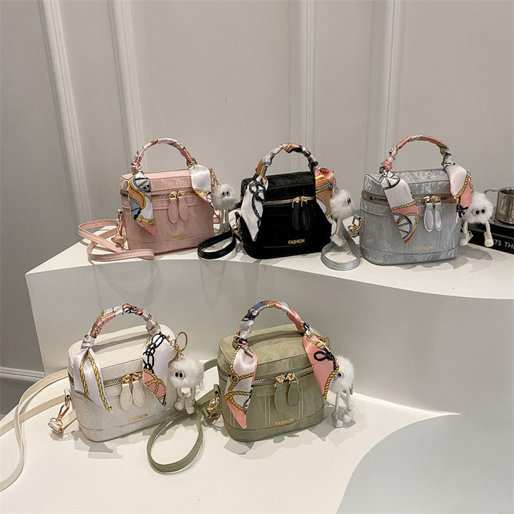 Damen Handtasche mit modischem Halstuch und charmantem Anhänger Nord Taschen