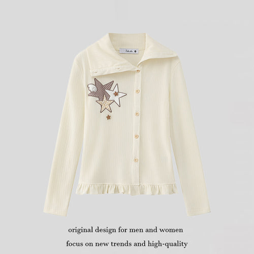 Damen Strickjacke mit Knopfleiste, großem Kragen, Rüschensaum und Stern-Applikationen Nord Taschen