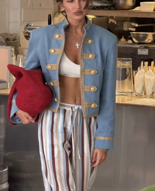 Damen Kurzblazer im Offiziersstil mit goldenen Zierleisten und Stehkragen Nord Taschen