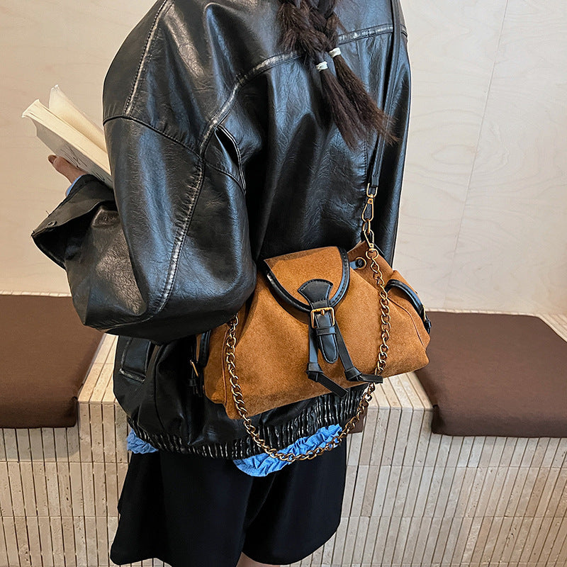 Damen Schultertasche aus hochwertigem Veloursleder mit dekorativen Kettenakzenten Nord Taschen