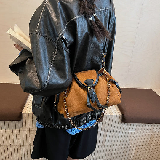 Damen Schultertasche aus hochwertigem Veloursleder mit dekorativen Kettenakzenten Nord Taschen