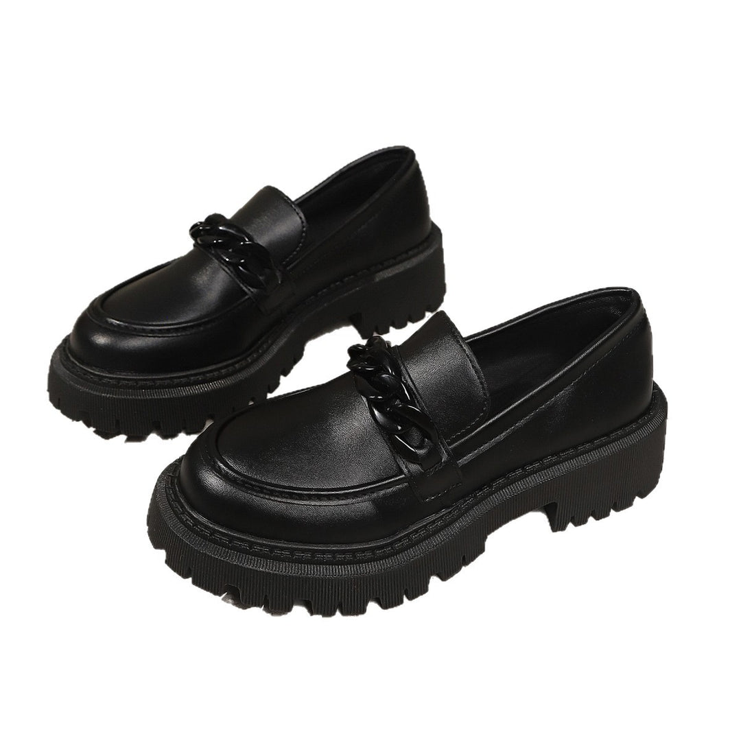 Damen Klobige Lack‑Loafer mit grober Profilsohle und Kettenverzierung Nord Taschen