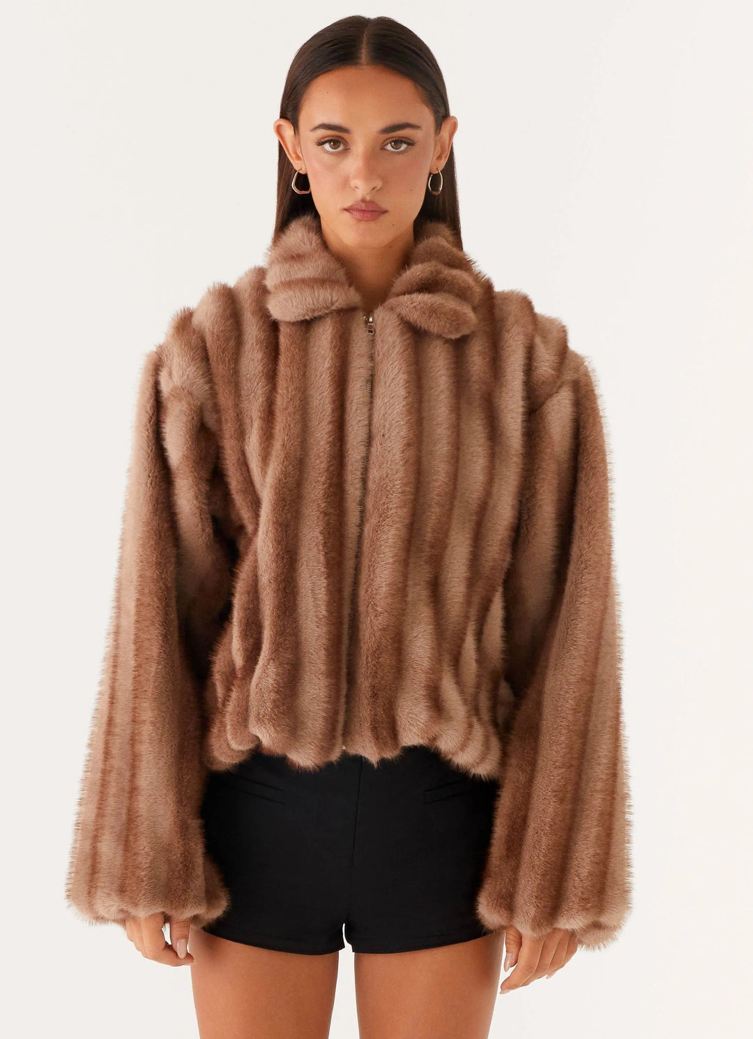 Damen Kurzjacke aus luxuriösem Hochflor-Kunstpelz mit Reißverschluss und voluminösen Ärmeln Nord Taschen