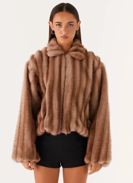 Damen Kurzjacke aus luxuriösem Hochflor-Kunstpelz mit Reißverschluss und voluminösen Ärmeln Nord Taschen