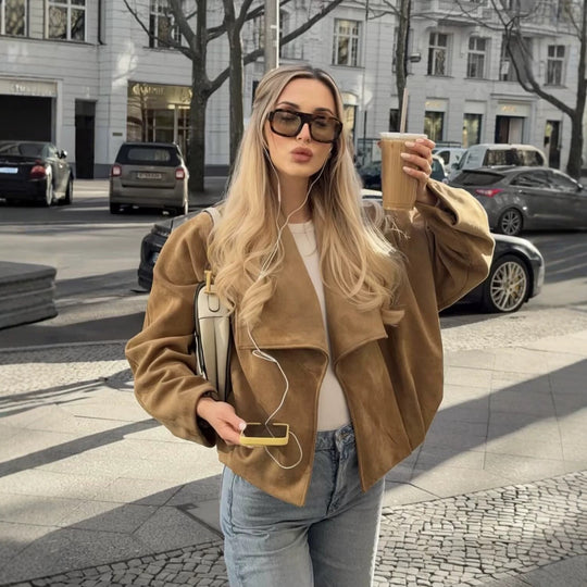 Damen Cropped-Boxy-Jacke in Wildlederoptik mit breitem Schalkragen und gerafftem Saum Nord Taschen