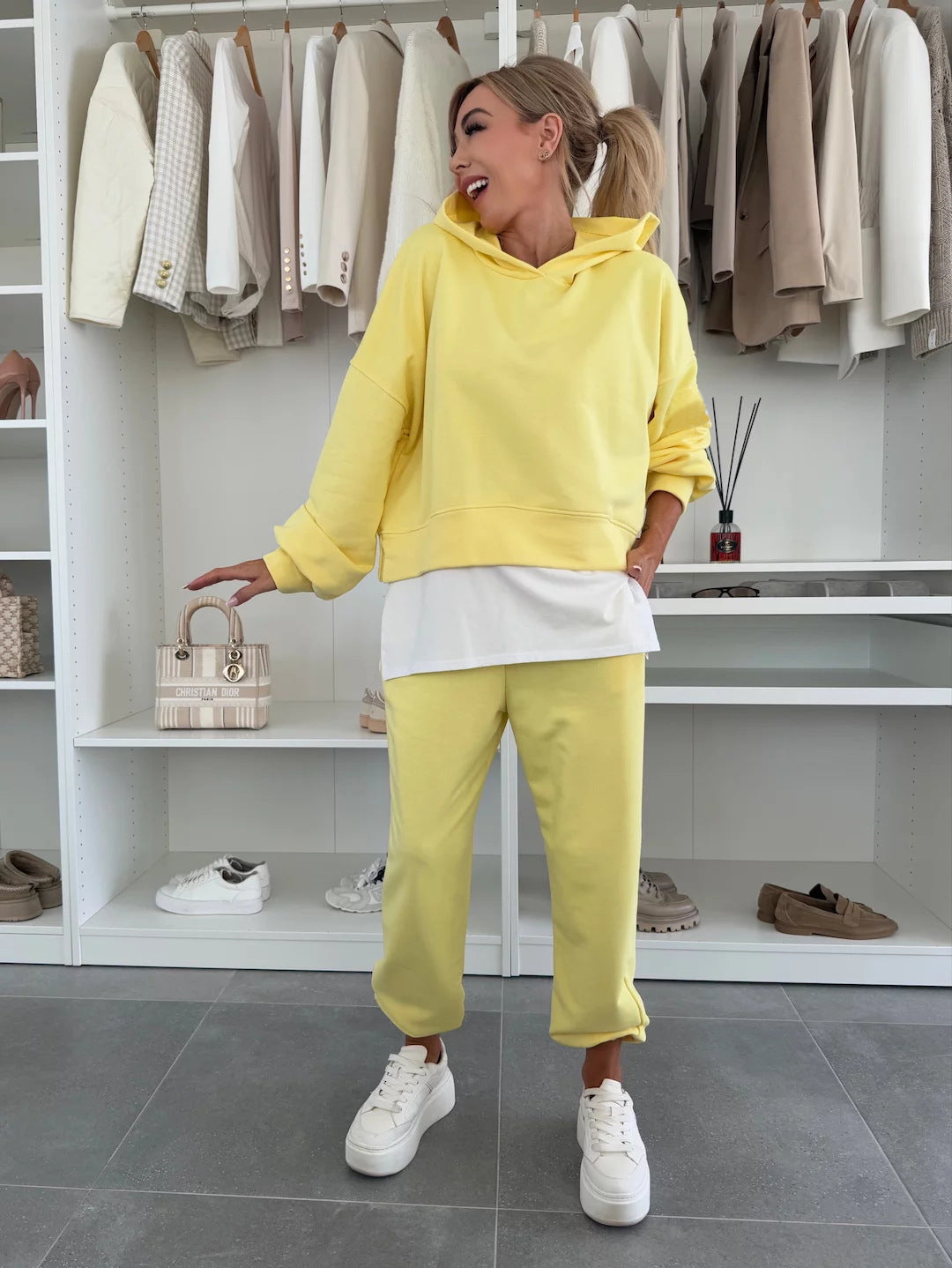 Damen Cropped-Hoodie-Lounge-Set mit asymmetrischem Saum, voluminösen Raglanärmeln und gekrempelter Jogginghose Nord Taschen