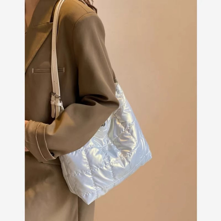 Damen Hobo-Tasche aus weich gepolstertem Material mit modischem Faltendesign Nord Taschen