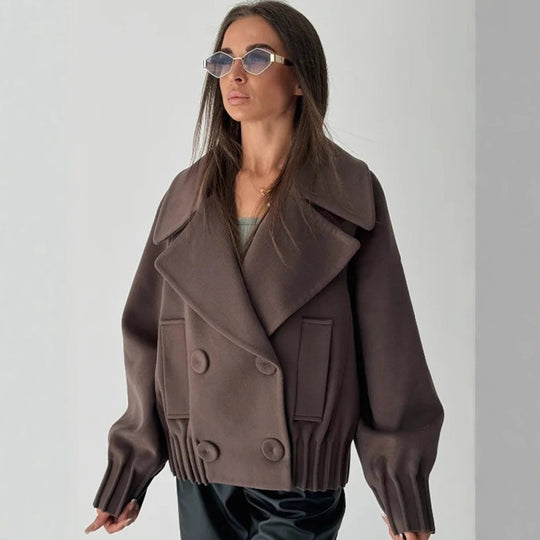 Damen Kurzer Boxy-Wollmantel mit übergroßem Schalkragen, doppelter Knopfleiste und geripptem Bund Nord Taschen
