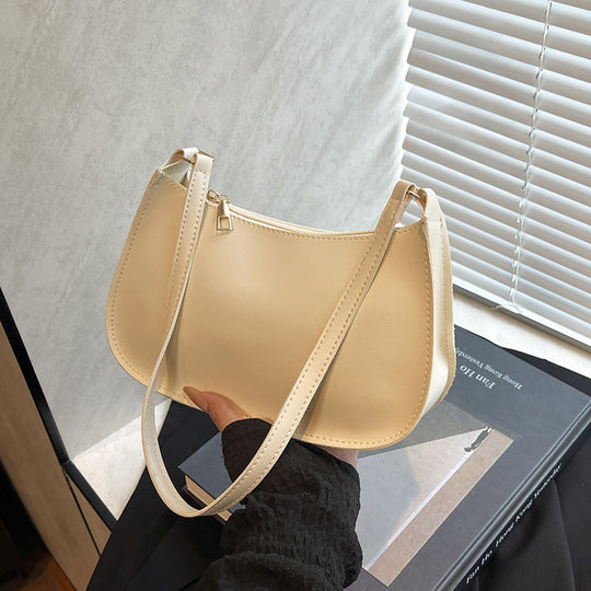 Damen Handtasche mit abgerundeter Silhouette und goldenen Akzenten Nord Taschen