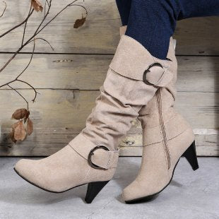 Damen Slouch‑Stiefel mit konischem Absatz, spitzer Leiste und Zierschnallen Nord Taschen