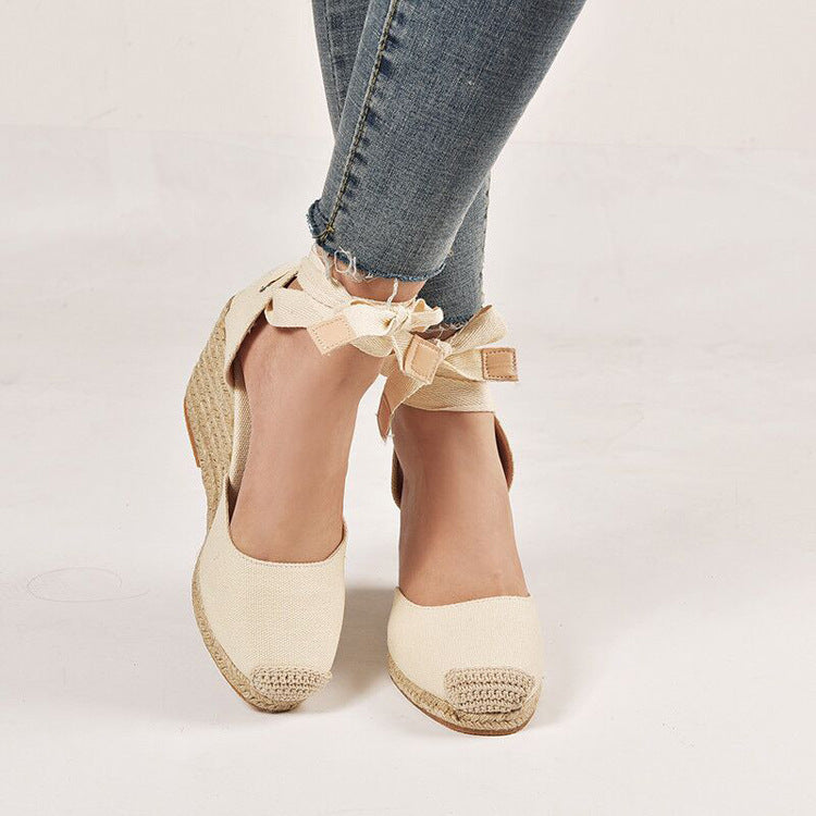 Damen nan Textil-Espadrille mit Bastkeil, Schleifenband-Knöchelriemen und gehäkelter Zehenkappe Nord Taschen