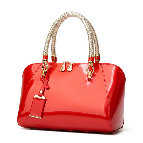 Damen Handtasche mit glänzender Lackoberfläche und geflochtenen Griffen Nord Taschen