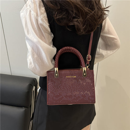 Damen Designer Handtasche mit strukturiertem Obermaterial und goldenen Akzenten Nord Taschen