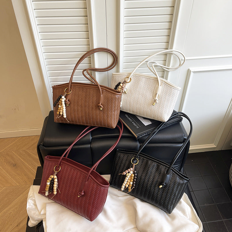 Damen Shopper-Tasche mit strukturiertem Design und verspieltem Anhänger Nord Taschen