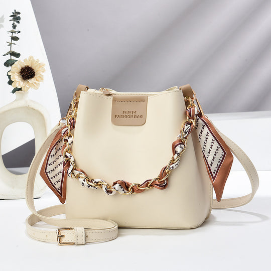 Damen Bucket-Handtasche mit modischer Kettenverzierung und abnehmbarem Schal Nord Taschen
