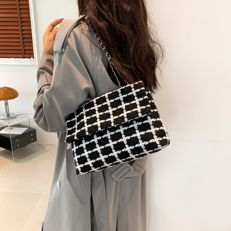 Damen Clutch-Tasche im zeitgenössischen Design mit strukturiertem Muster Nord Taschen