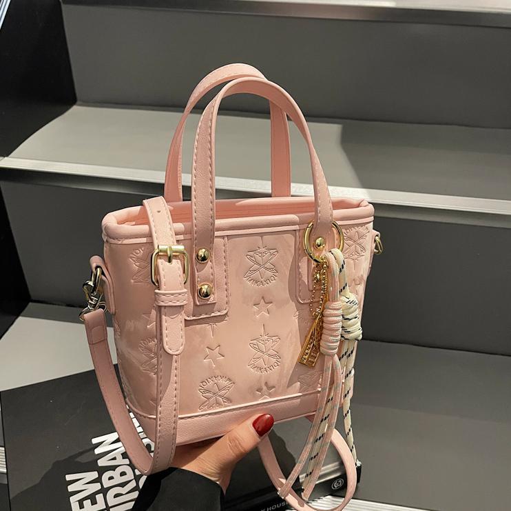 Damen Mini-Tasche im verspielten Design mit dekorativen Anhänger | Nord Taschen