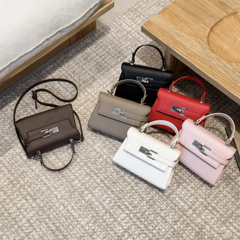 Damen elegante Handtasche mit hochwertiger Struktur und abnehmbarem Plüschanhänger Nord Taschen