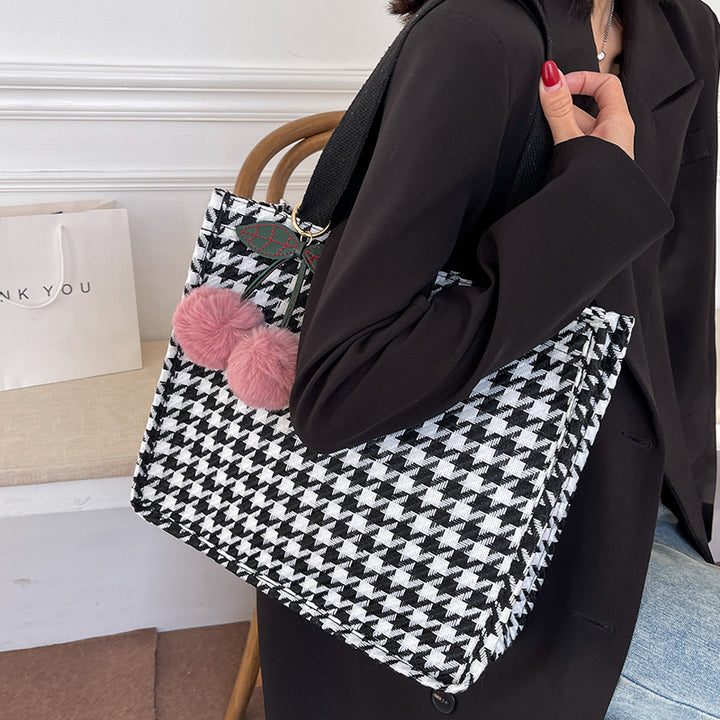 Damen Jute-Tasche mit modernem Hahnentritt-Muster und verspieltem Pompon Nord Taschen