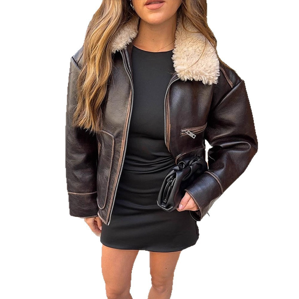 Damen Kurz geschnittene Lederimitat‑Fliegerjacke mit voluminösem Teddy‑Schalkragen und markanten Ziernähten Nord Taschen
