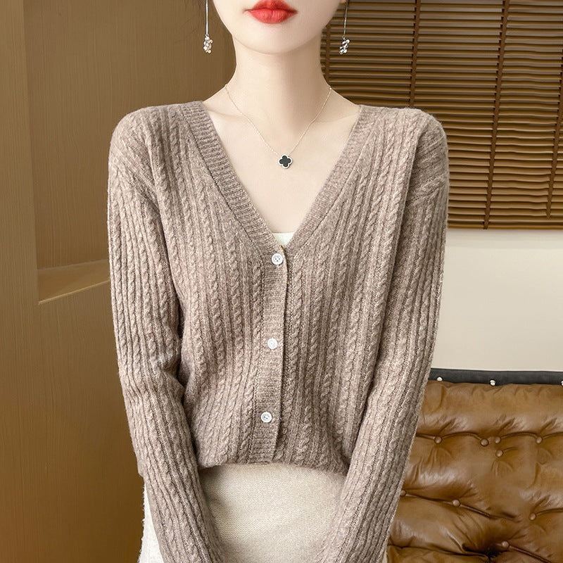 Damen Kurzgeschnittener Feinstrick-Cardigan mit V‑Ausschnitt, feiner Rippenstruktur und Perlmuttknöpfen Nord Taschen