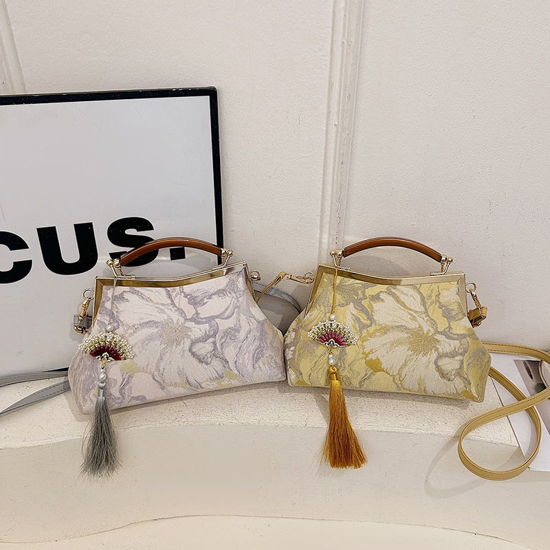 Damen Handtasche mit floralem Design und eleganten Details Nord Taschen