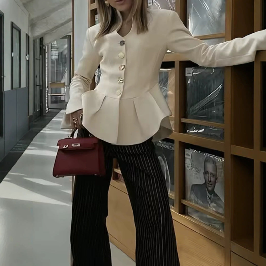 Damen Taillierter Peplum‑Blazer mit Stehkragen und dekorativer Knopfleiste Nord Taschen