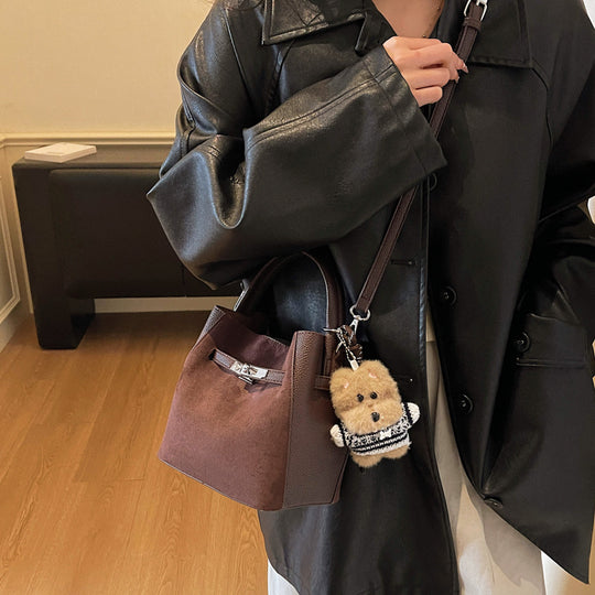 Damen modische Handtasche mit kuscheligem Teddy-Anhänger Nord Taschen