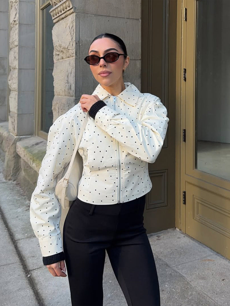 Damen Taillierte Kurzjacke mit Polka‑Dot Perforation, Hemdkragen und verdecktem Reißverschluss Nord Taschen