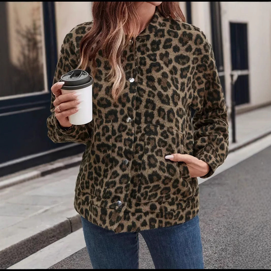 Damen Kurz geschnittene Kuscheljacke im Leo-Fleece mit Stehkragen und Druckknöpfen Nord Taschen
