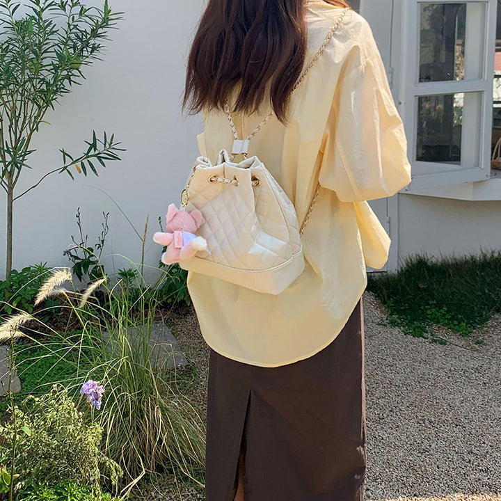 Damen Hobo-Tasche mit glänzender Oberflächenstruktur und eleganter Kettenverzierung Nord Taschen