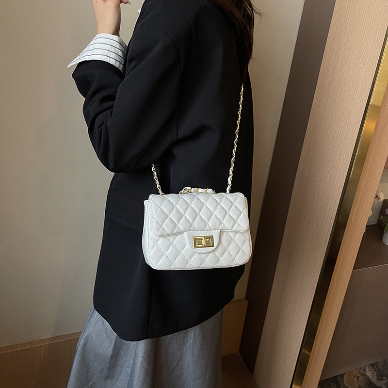 Damen Mini-Schultertasche im eleganten Steppmuster mit goldenen Akzenten Nord Taschen