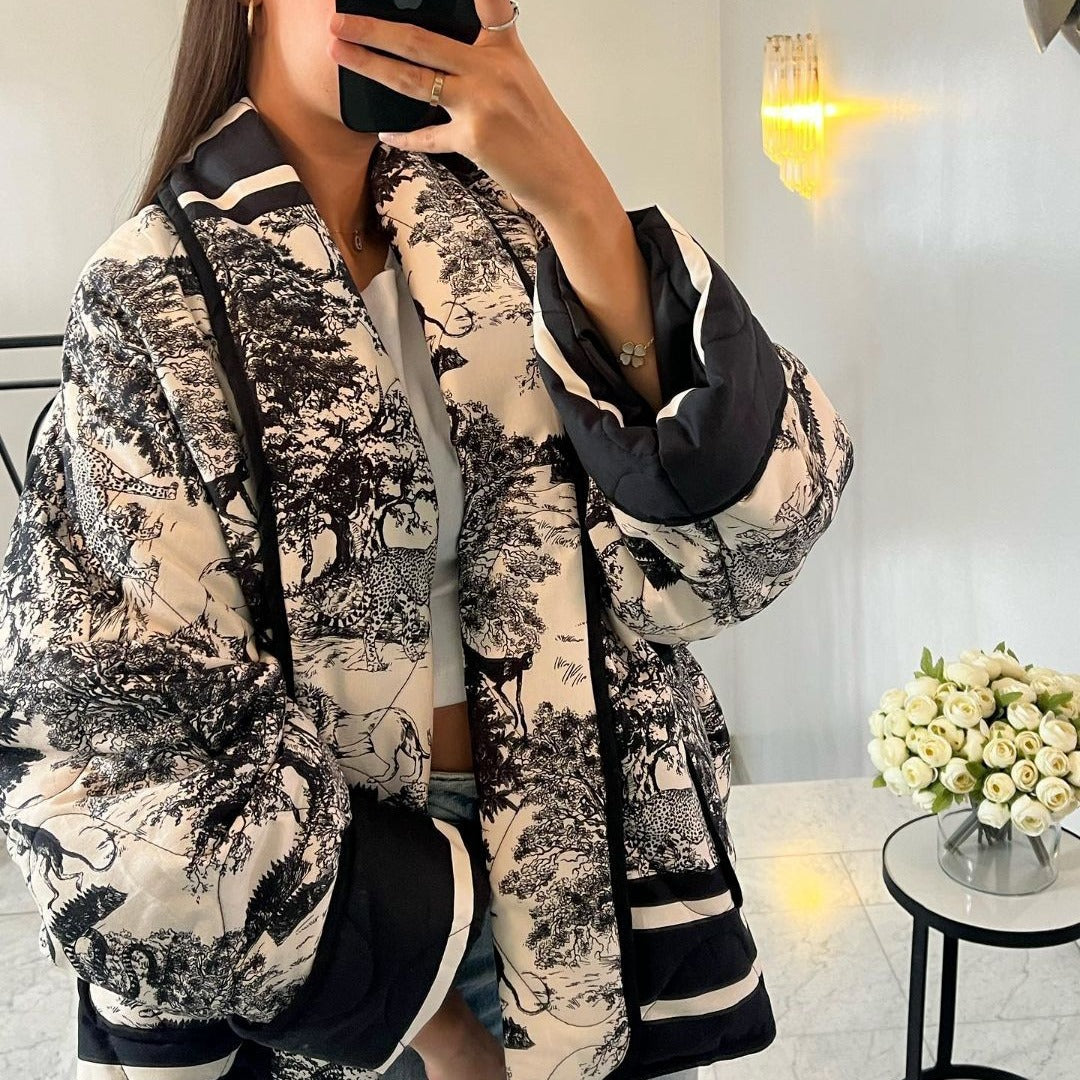 Damen Steppjacke im Kimono‑Stil mit Toile‑de‑Jouy Tierprint, Schalkragen und kontrastierenden aufgesetzten Taschen Nord Taschen